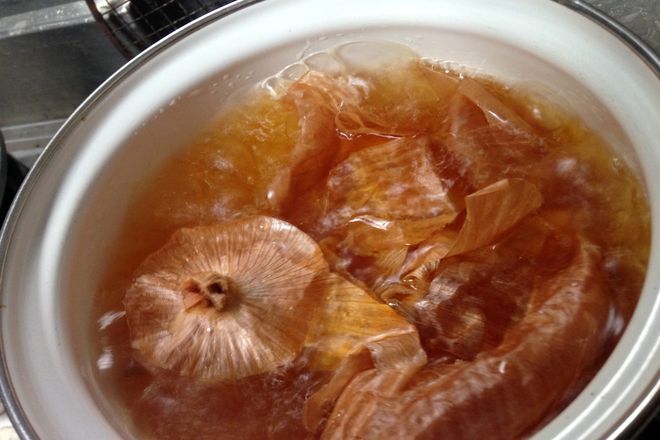 玉ねぎの薄皮を煎じます。