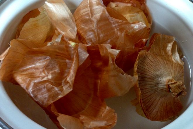 鍋に玉ねぎの薄皮を入れます。