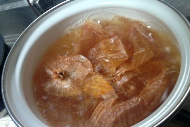 鍋に水を入れて火にかけます。