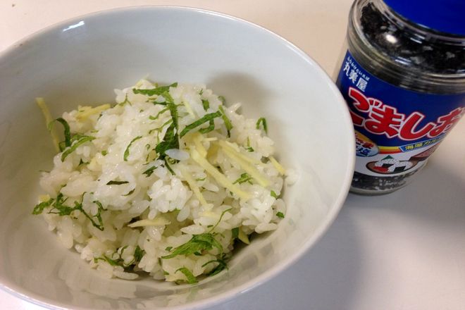 温かいご飯にシソとショウガを入れてかき混ぜます。