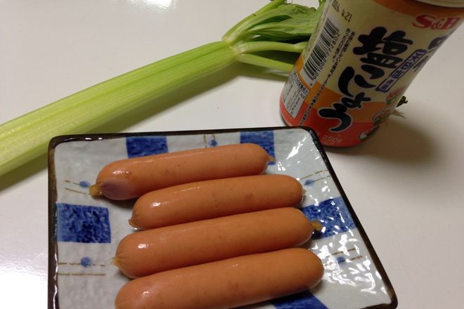 セロリとソーセージの炒め物(材料)
